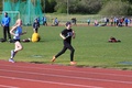 Iida Ovaskainen vuoro viedä kapulaa eteenpäin (13-vuotiaat tytöt 4 x 600 m).